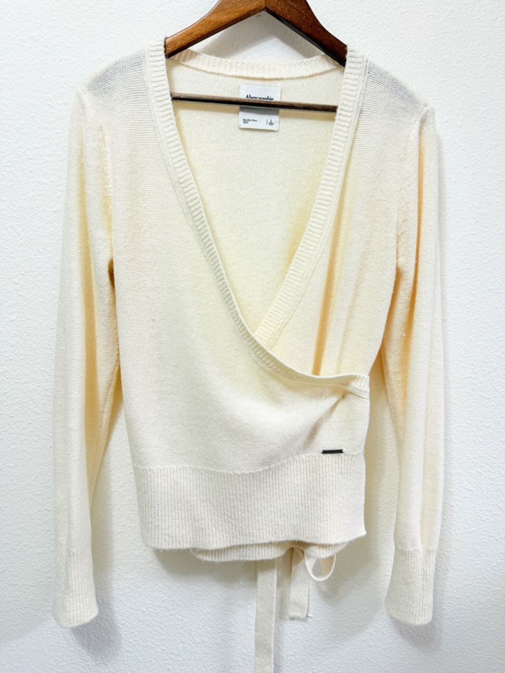 Abercrombie & Fitch Cream Ribbed Knit Sweater Label Detail - Picture 3 of 11